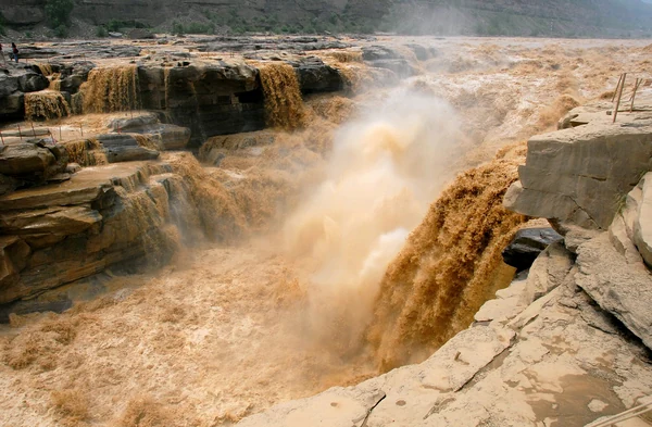 Le fleuve Jaune en crue se précipitant dans les gorges étroites de Hukou