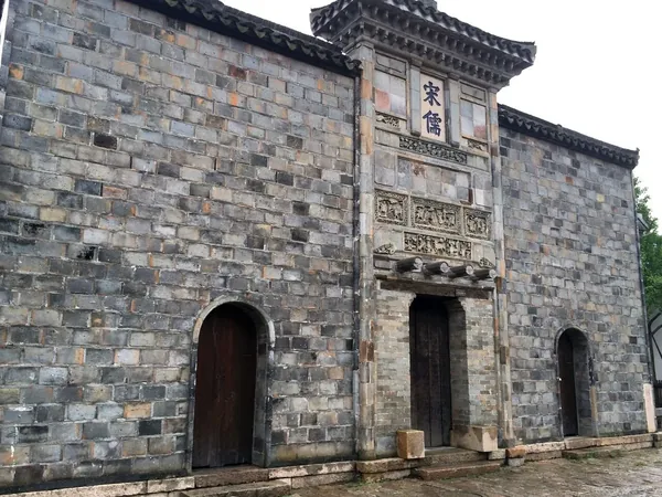 惠山朱文公祠裝飾繁複的灰磚入口立面，帶有雕刻板面。