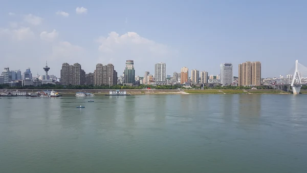 Yichang: la silueta de la ciudad sobre el Yangtsé, con la torre de televisión y el puente atirantado.