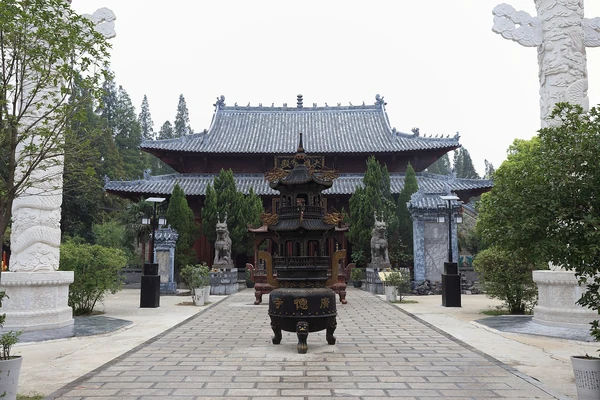 Templo Guangde: el incensario de bronce en el patio y las salas detrás.