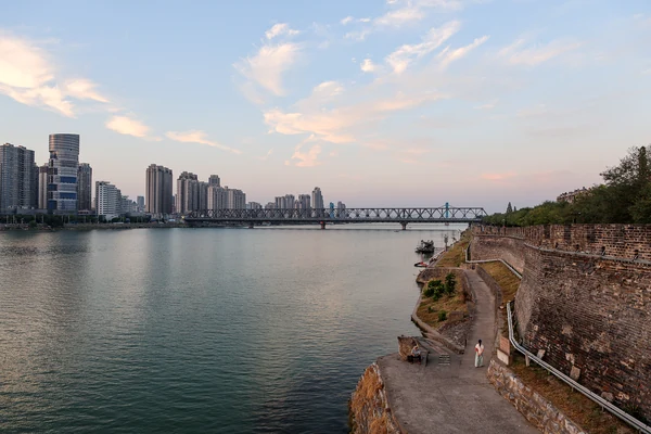 Xiangyang: el río Han con la muralla antigua y el puente al fondo.