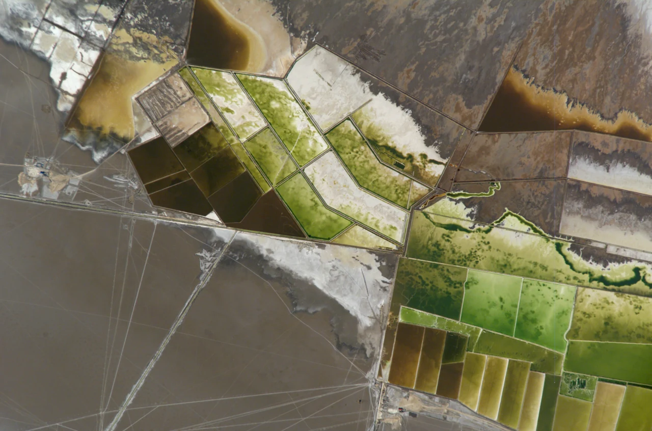 Salinas del lago Xiezuo fotografiadas desde la Estación Espacial Internacional en noviembre de 2007.