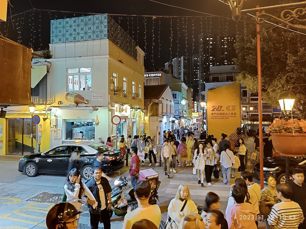 氹仔官也街上的商店與行人。
