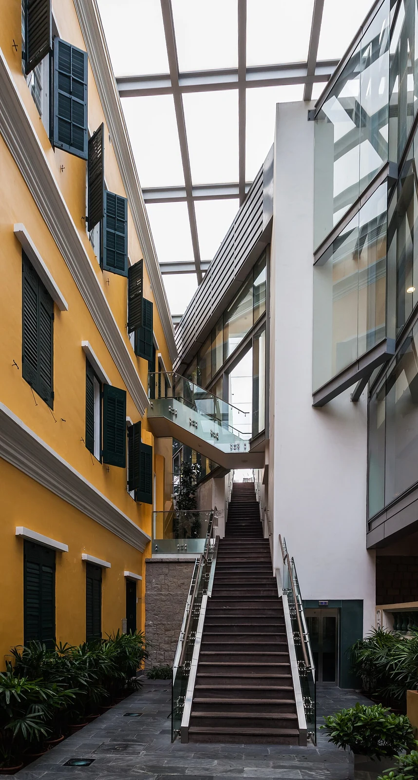 Eine Treppe, die Bereiche der Sir-Robert-Ho-Tung-Bibliothek verbindet.