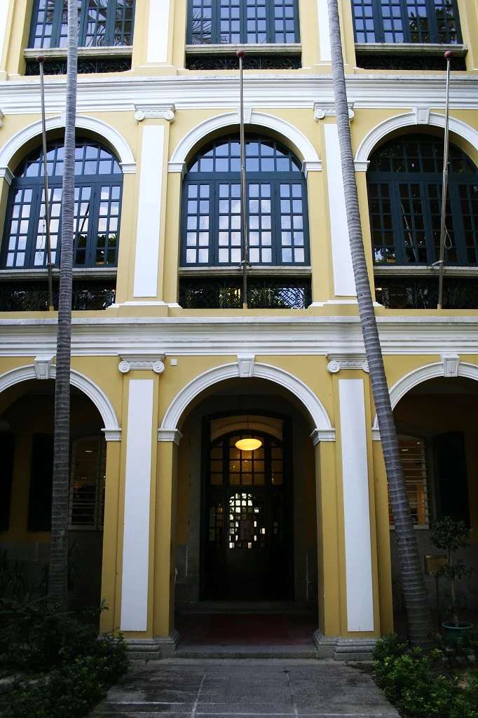 Die gelbe Fassade und hohen Fenster der Sir-Robert-Ho-Tung-Bibliothek.