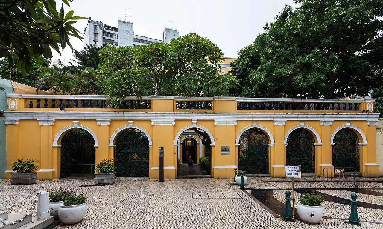 Die gelbe Fassade und hohen Fenster der Sir-Robert-Ho-Tung-Bibliothek.