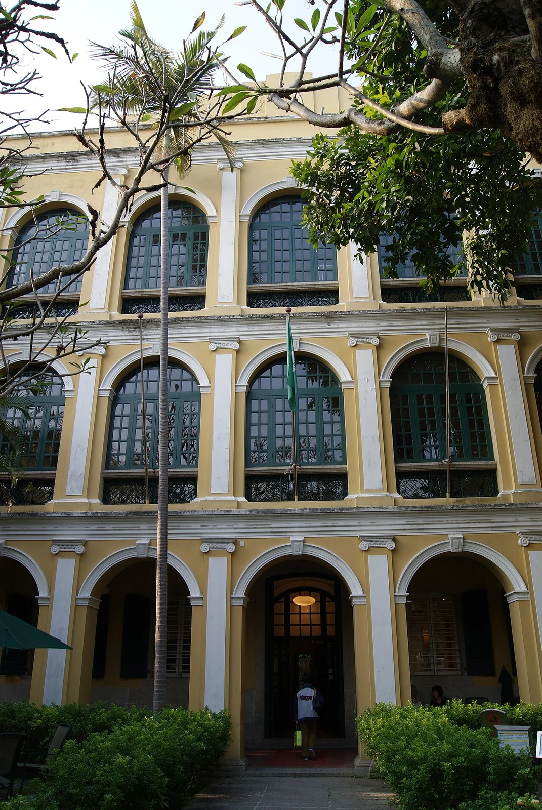 Die gelbe Fassade und hohen Fenster der Sir-Robert-Ho-Tung-Bibliothek.