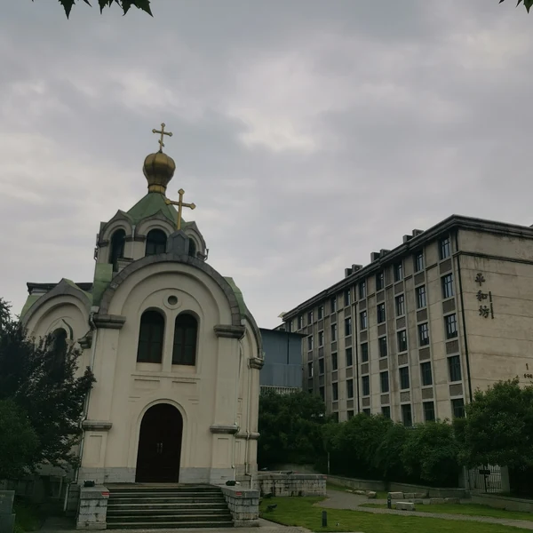 La iglesia ortodoxa rusa de Hankou, con su cúpula de cebolla verde por encima de los tejados.