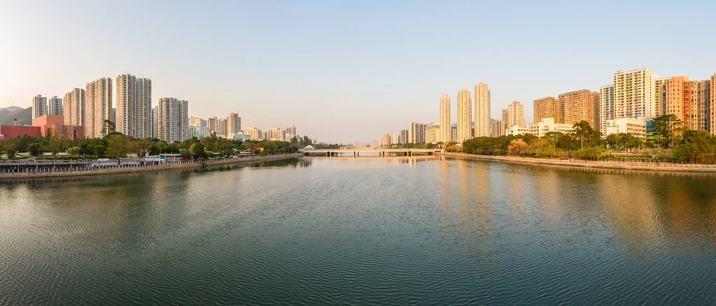 Vue vers l’est le long de la rivière Shing Mun au coucher du soleil.