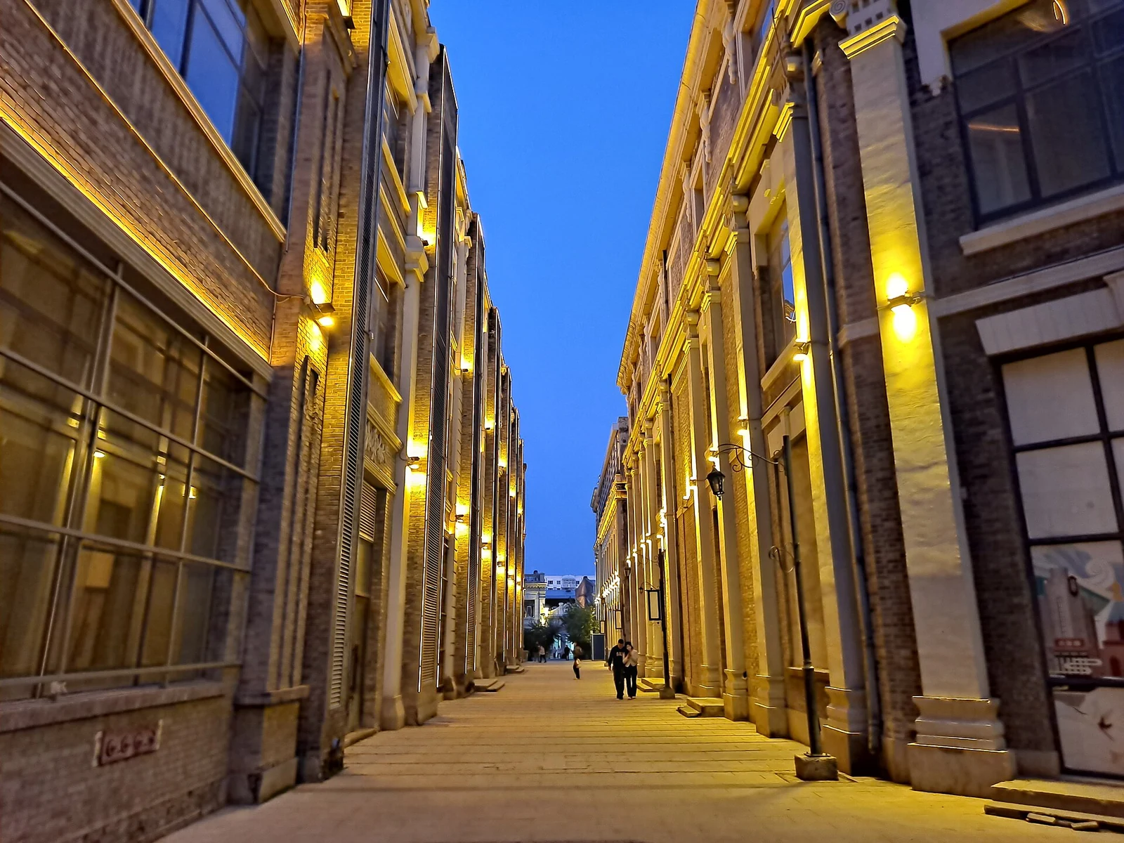 Gasse mit Ziegelmauern im chinesischen Barockviertel Harbins