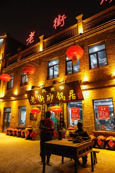 Ladenfront im chinesischen Barockviertel Harbins bei Nacht