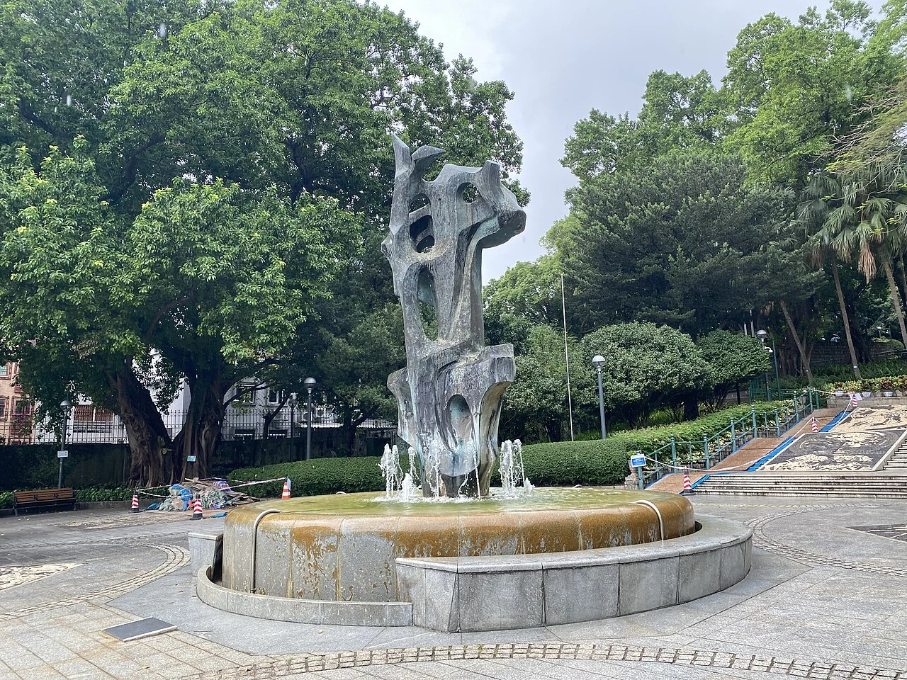 Der Brunnen und die Bäume im Camões-Garten.