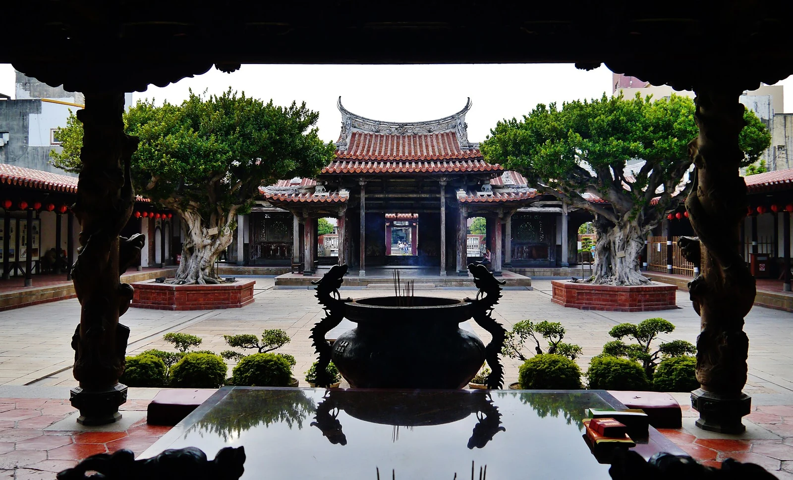 鹿港龙山寺的庭院与铜香炉