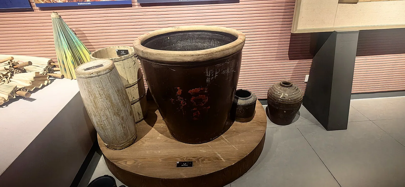 滄州博物館に収蔵された呉橋の曲芸の道具、椅子・壺・縄