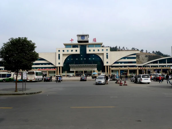 La estación de Shiyan, con los caracteres del nombre de la ciudad en rojo sobre el tejado, encima de la entrada.