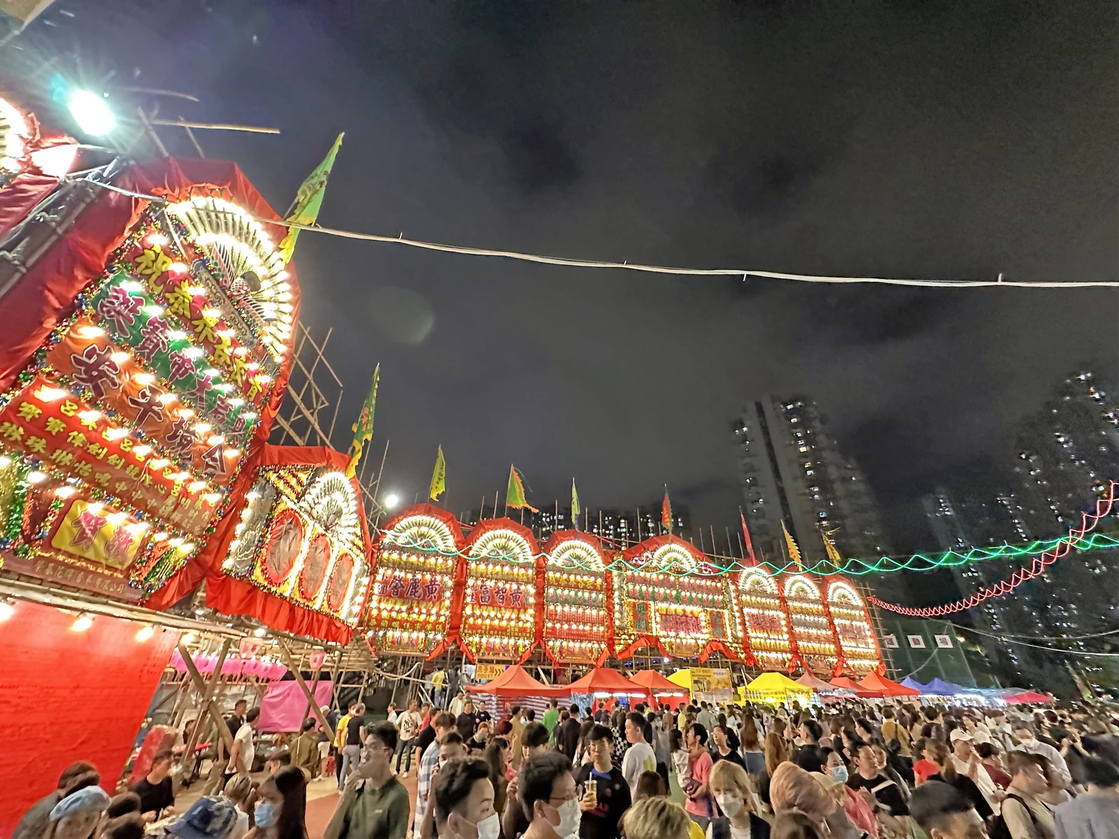 Un théâtre temporaire en bambou lors d’une fête à Tsing Yi.