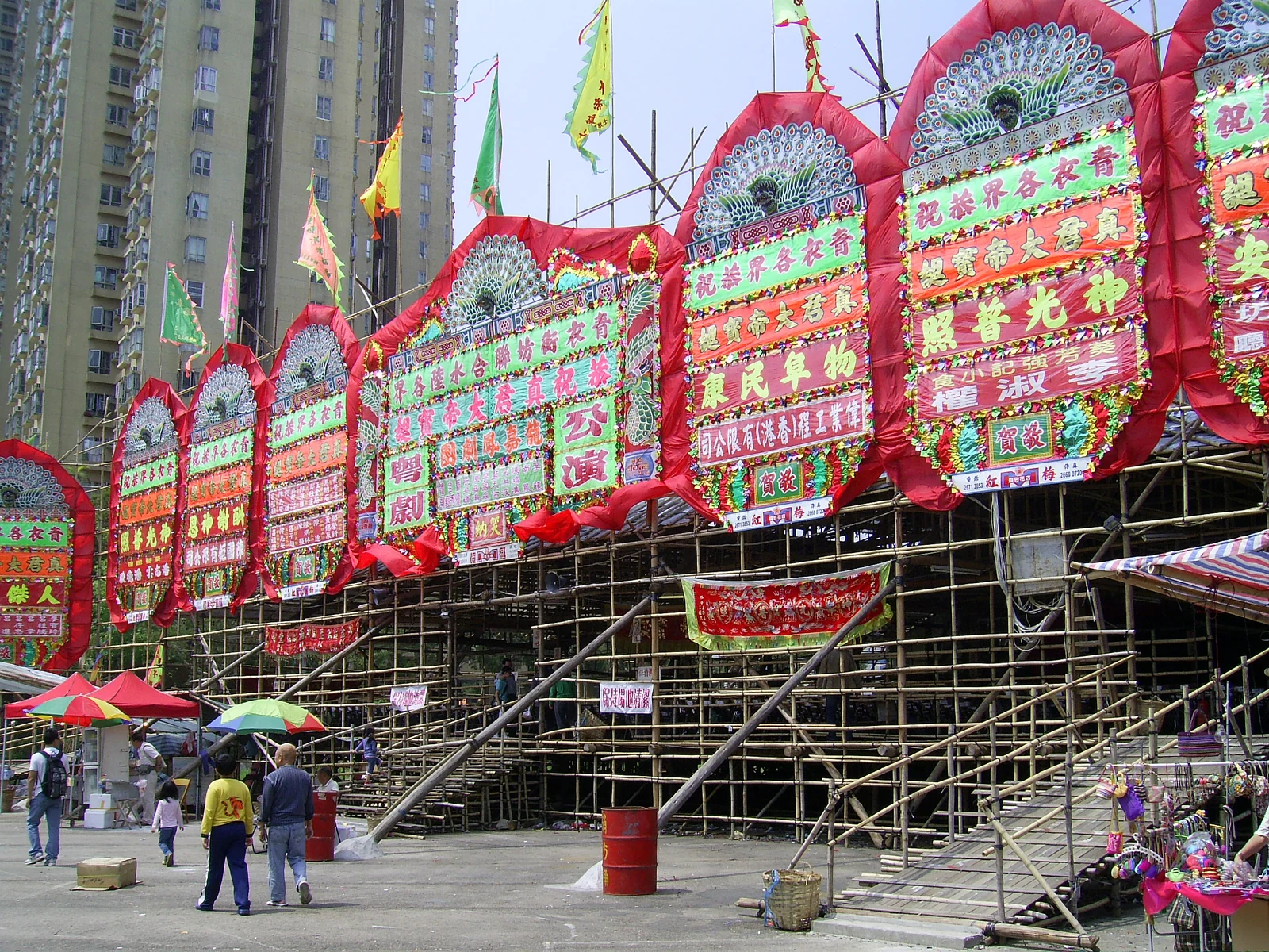 Un théâtre temporaire en bambou lors d’une fête à Tsing Yi.