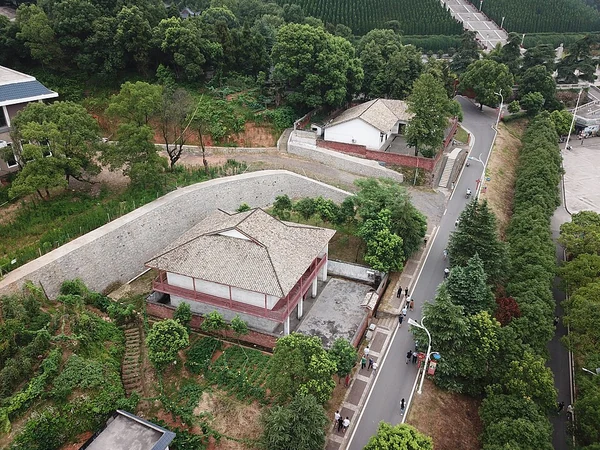 Vue aérienne de l’ancien club ouvrier et de l’école d’Anyuan : bâtiment blanc à galerie rouge dans l’enceinte (2018).