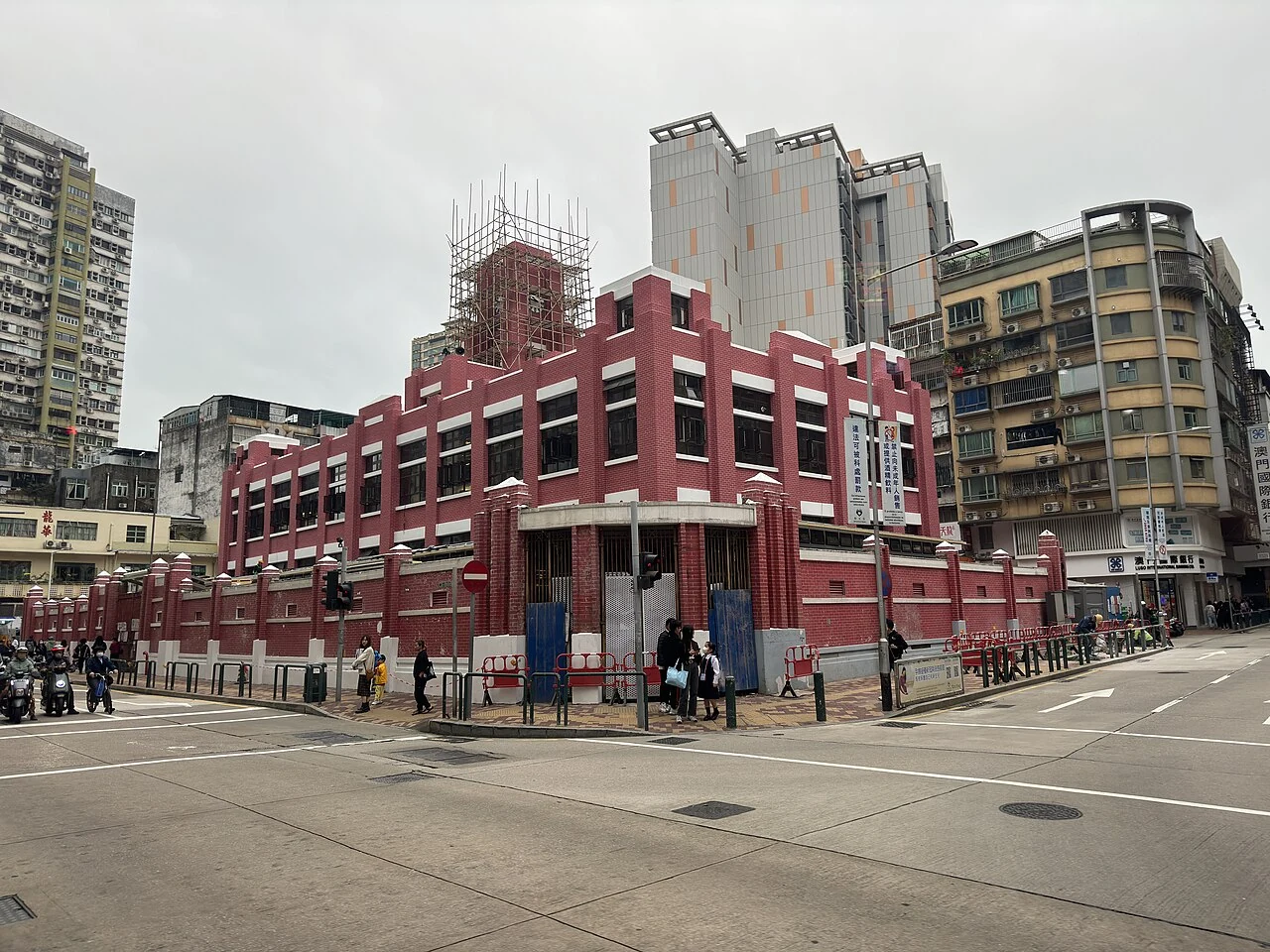 O exterior vermelho e as ruas em redor do Mercado Vermelho.