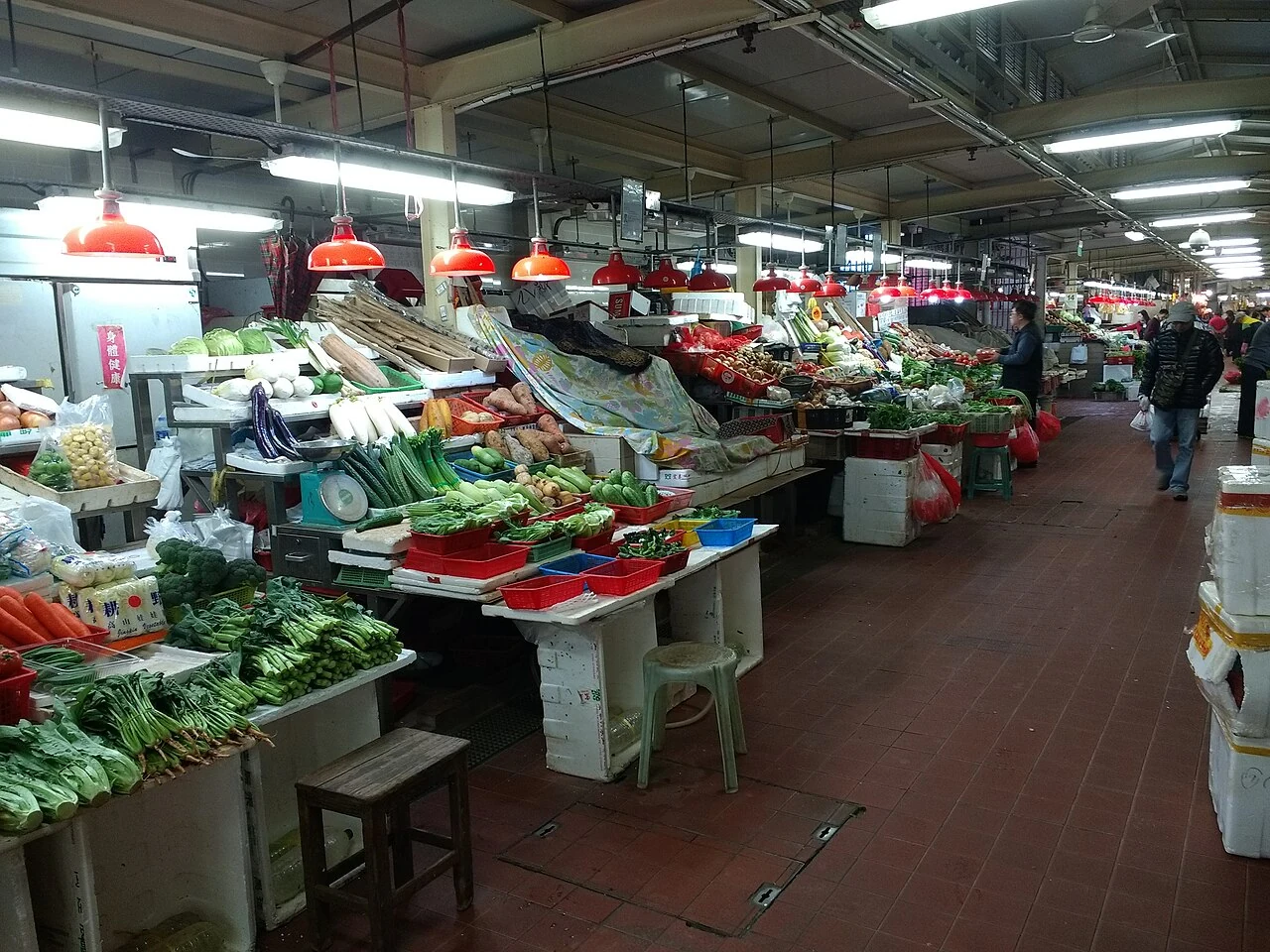 Bancas de produtos frescos no interior do Mercado Vermelho.