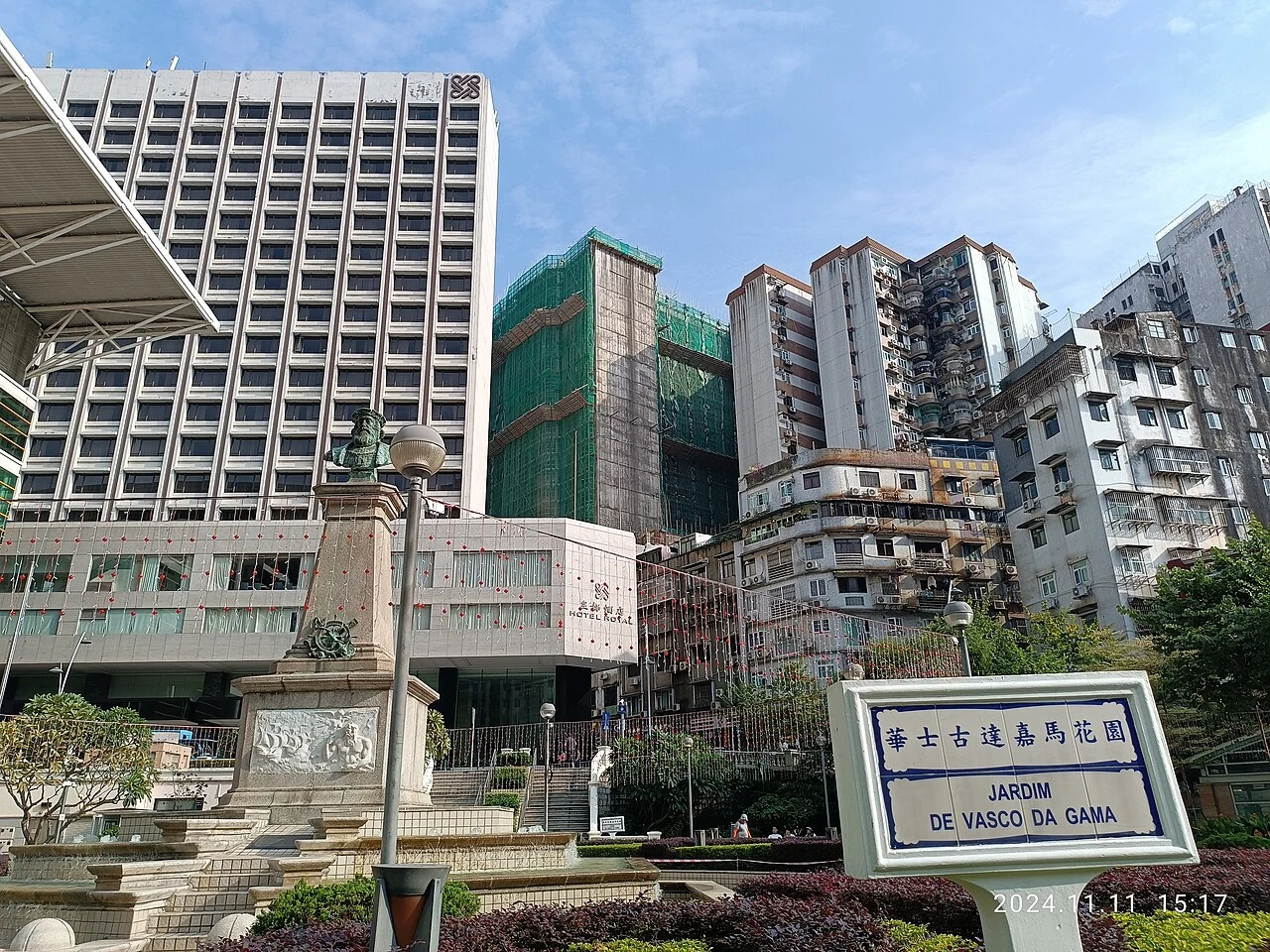 Une plaque de rue bilingue bleue et blanche à Macao.