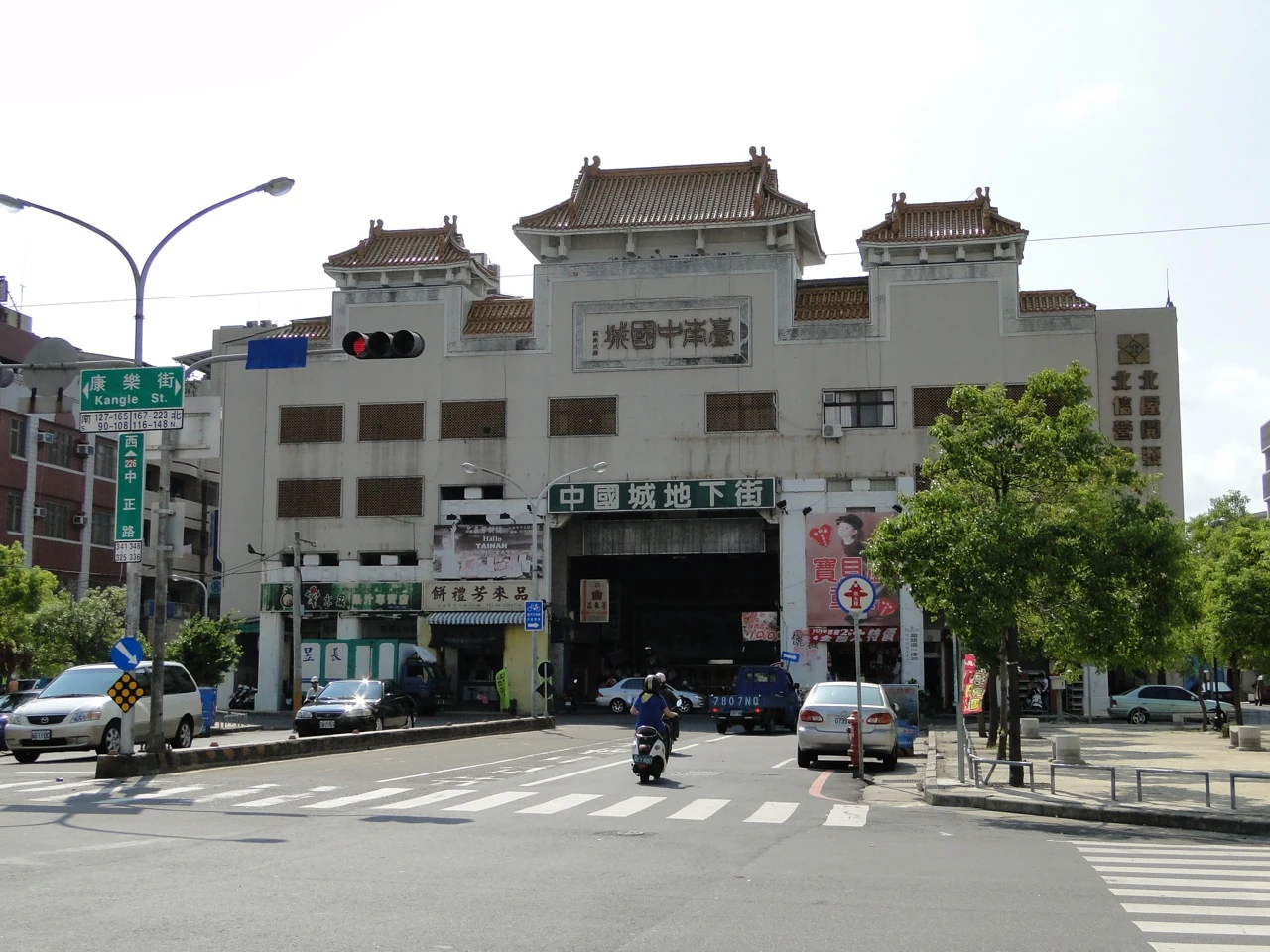 台南旧商业区与银行的古典门廊