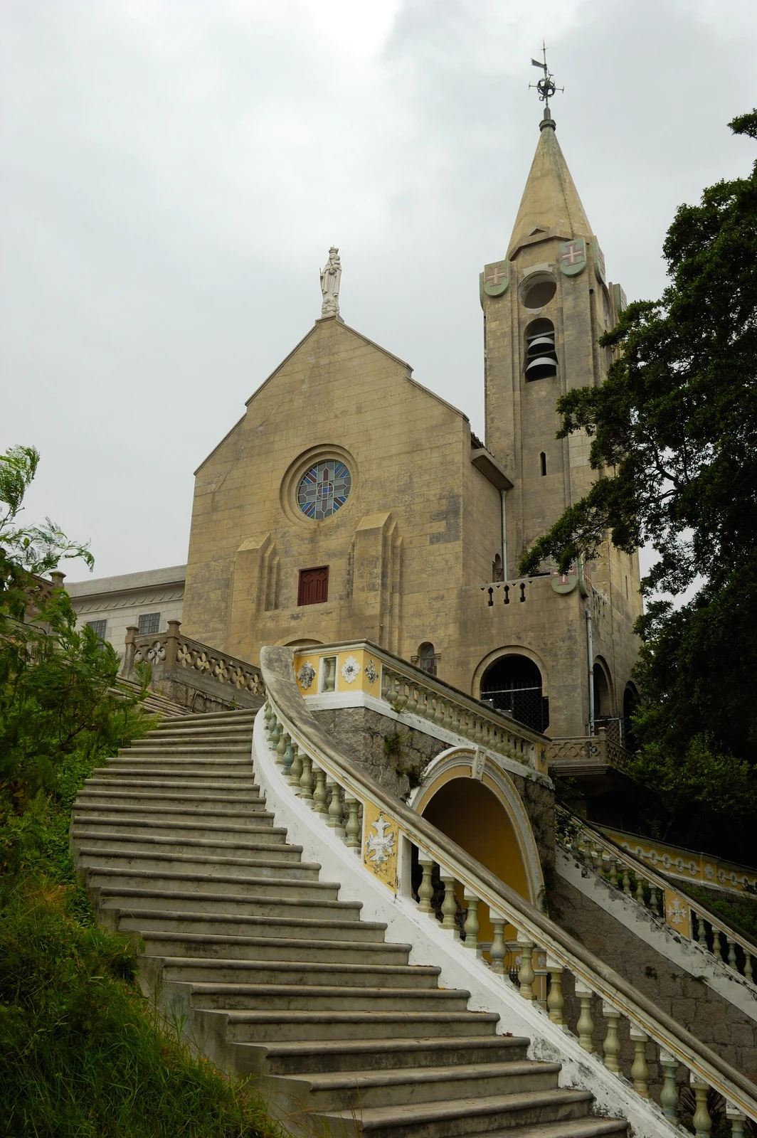 La chapelle Notre-Dame de Penha sur la colline qui domine Macao.