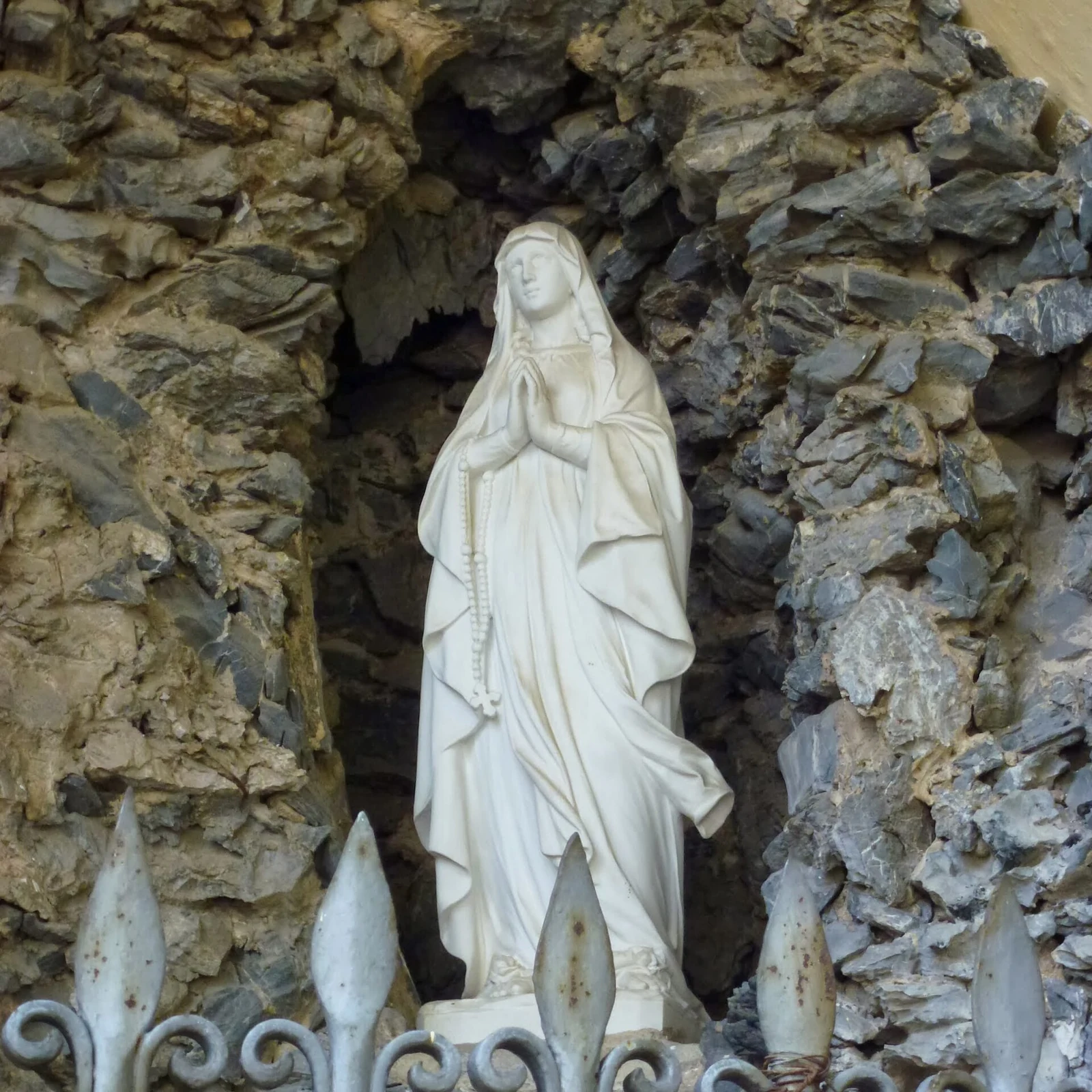 Une statue de Marie dans une grotte près de la chapelle.
