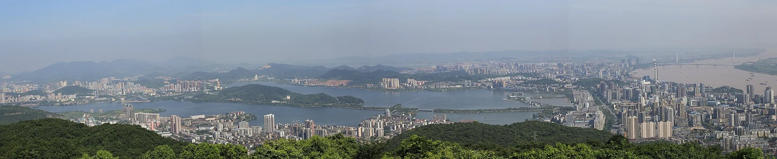黄石:隔湖与河口远望,黄石城的全景。