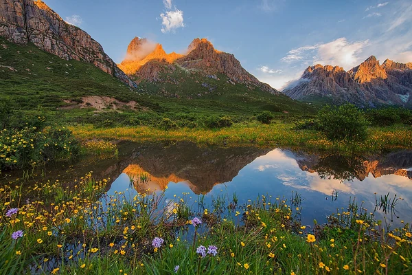 Berge und See von Nianbaoyuze, Archivaufnahme vom Juli 2015.