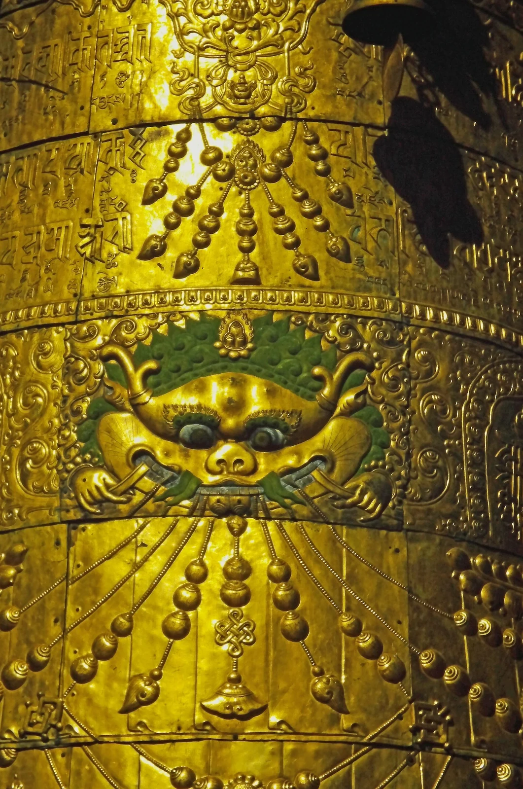 Gros plan d’un ornement métallique doré du Jokhang.