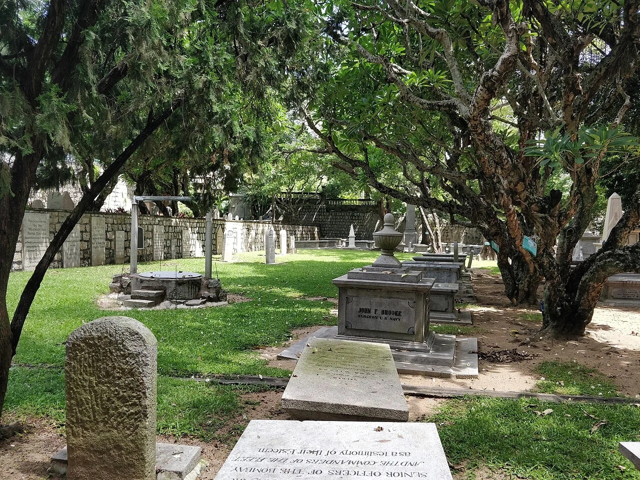 Grabstätten und Bäume auf Macaos altem protestantischem Friedhof.