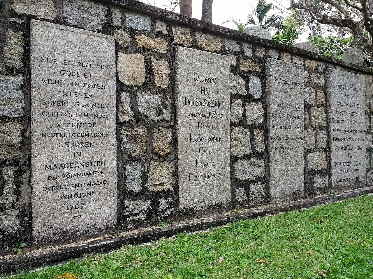 Gedenktafeln auf dem alten protestantischen Friedhof.