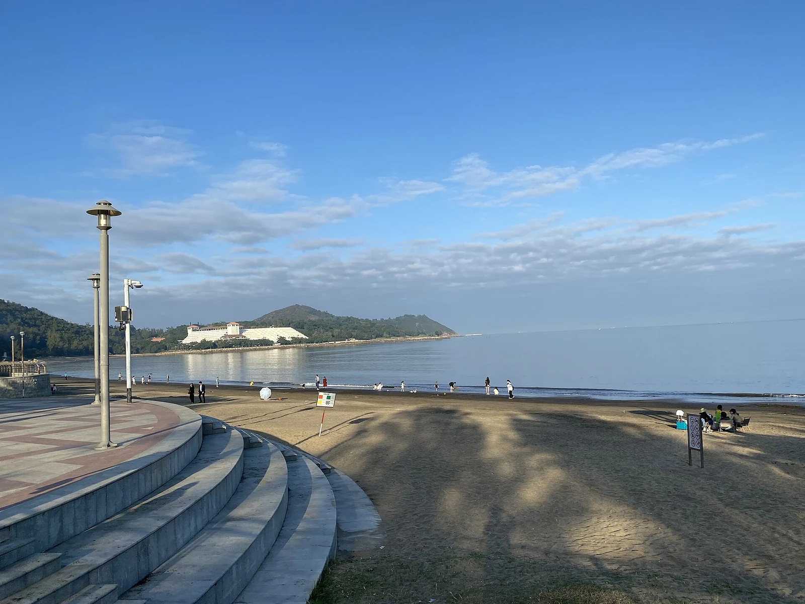 Le sable, le rivage et l’espace public en bord de mer de la plage de Hac Sá.