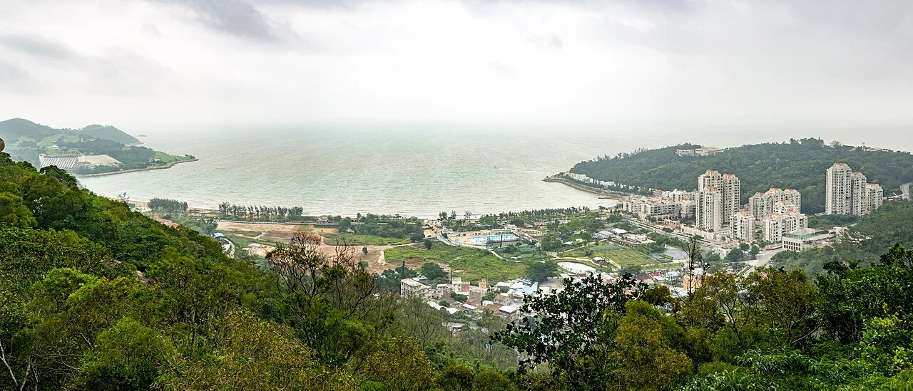 La plage de Hac Sá et les collines alentour vues d’en haut.