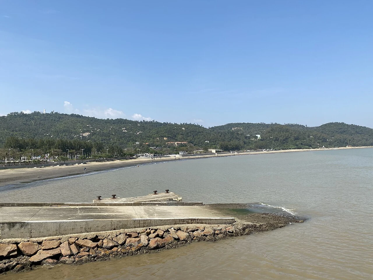 Le sable, le rivage et l’espace public en bord de mer de la plage de Hac Sá.