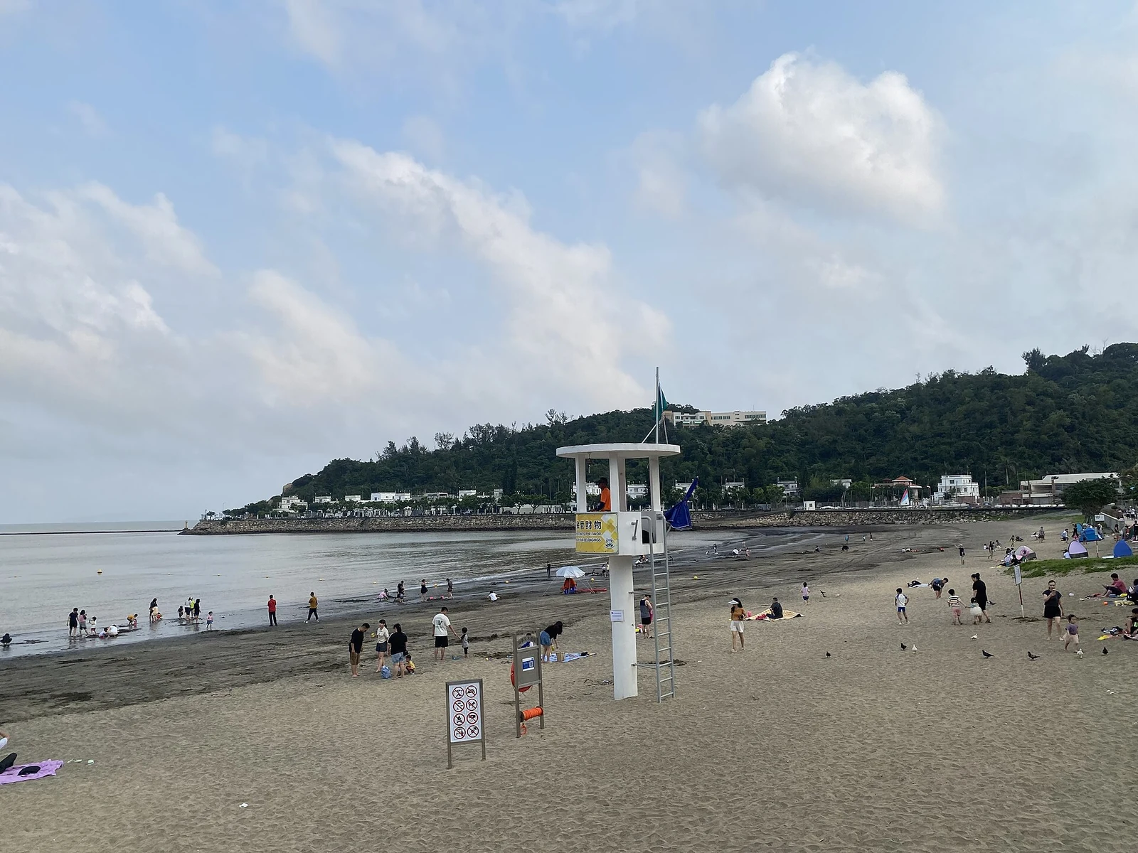 Le sable, le rivage et l’espace public en bord de mer de la plage de Hac Sá.