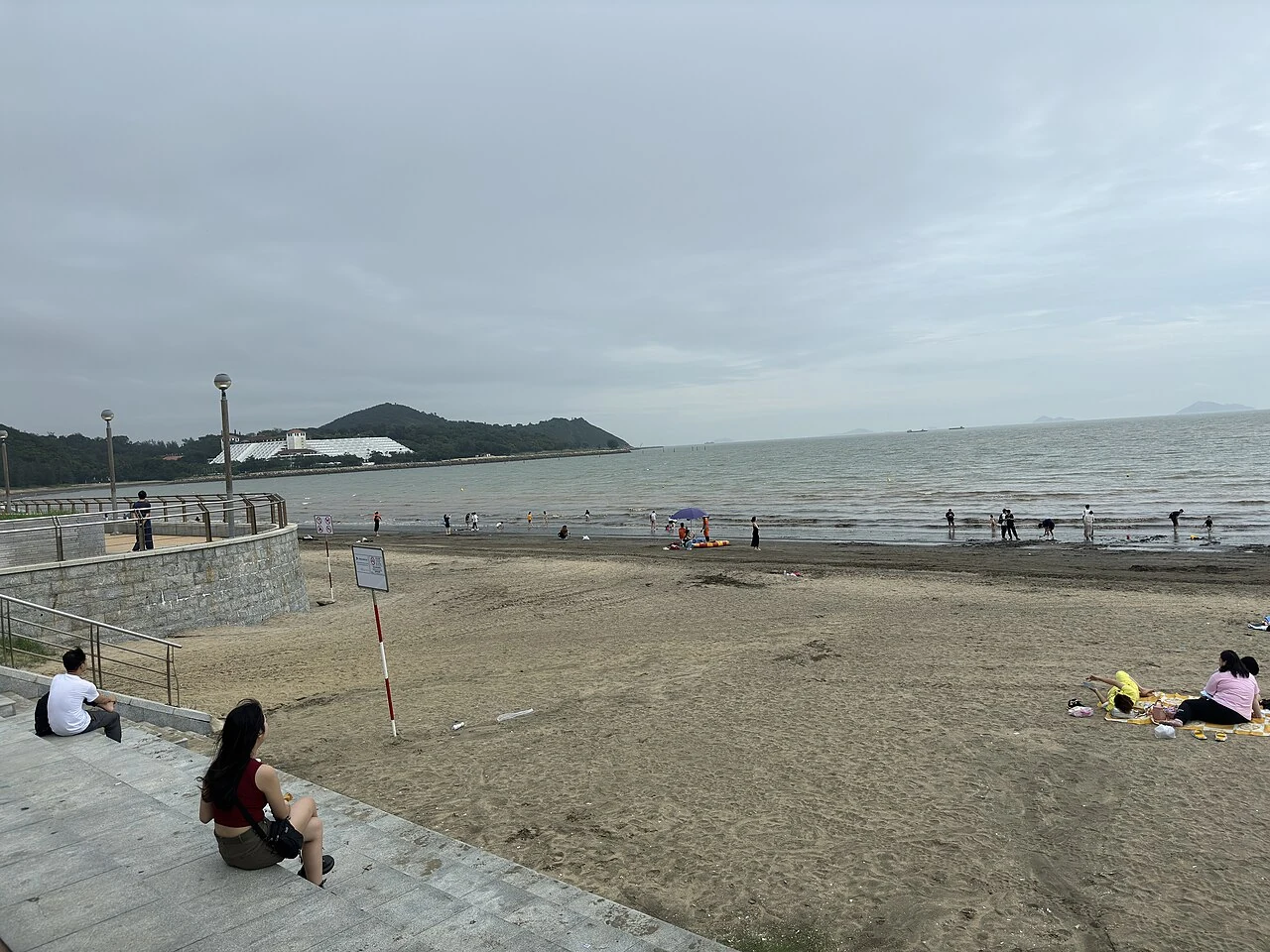 Le sable, le rivage et l’espace public en bord de mer de la plage de Hac Sá.