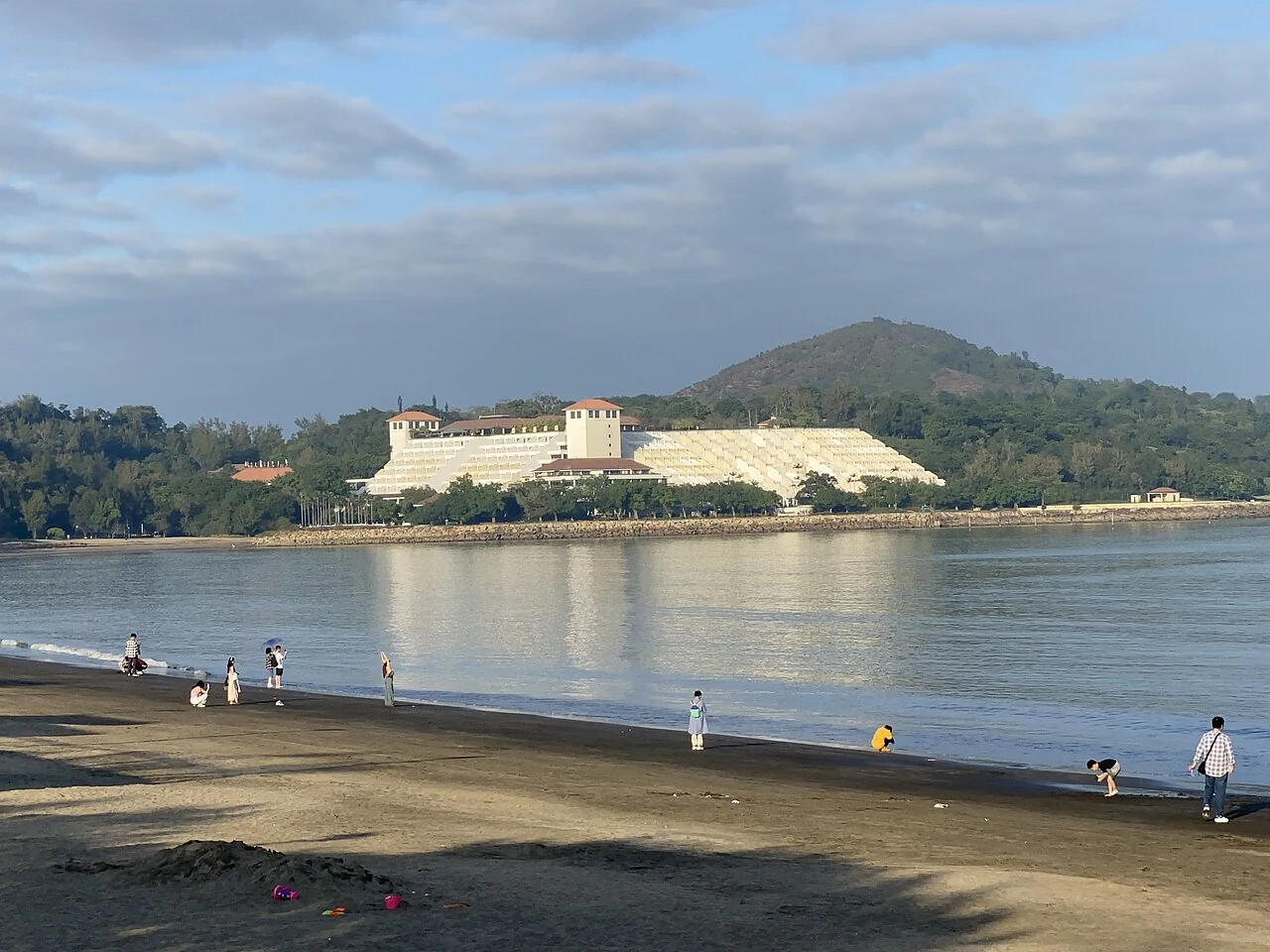Le sable, le rivage et l’espace public en bord de mer de la plage de Hac Sá.