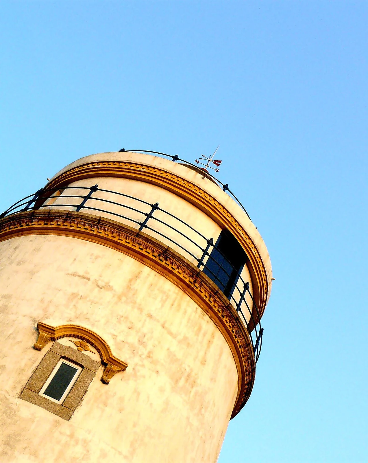 The lantern and curved tower of Guia Lighthouse.