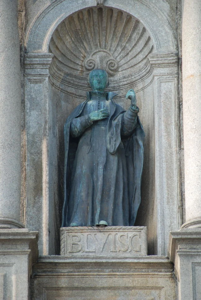 A bronze saint in a niche on the St Paul’s façade.