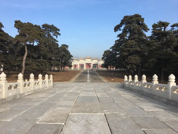 Der Eingang zum Seelenweg der Westgräber der Qing im Kreis Yi, westlich von Peking.