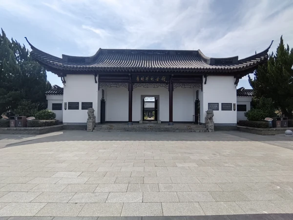 Entrada del Museo Conmemorativo de Li Shizhen en Qichun, con el nombre sobre la puerta.