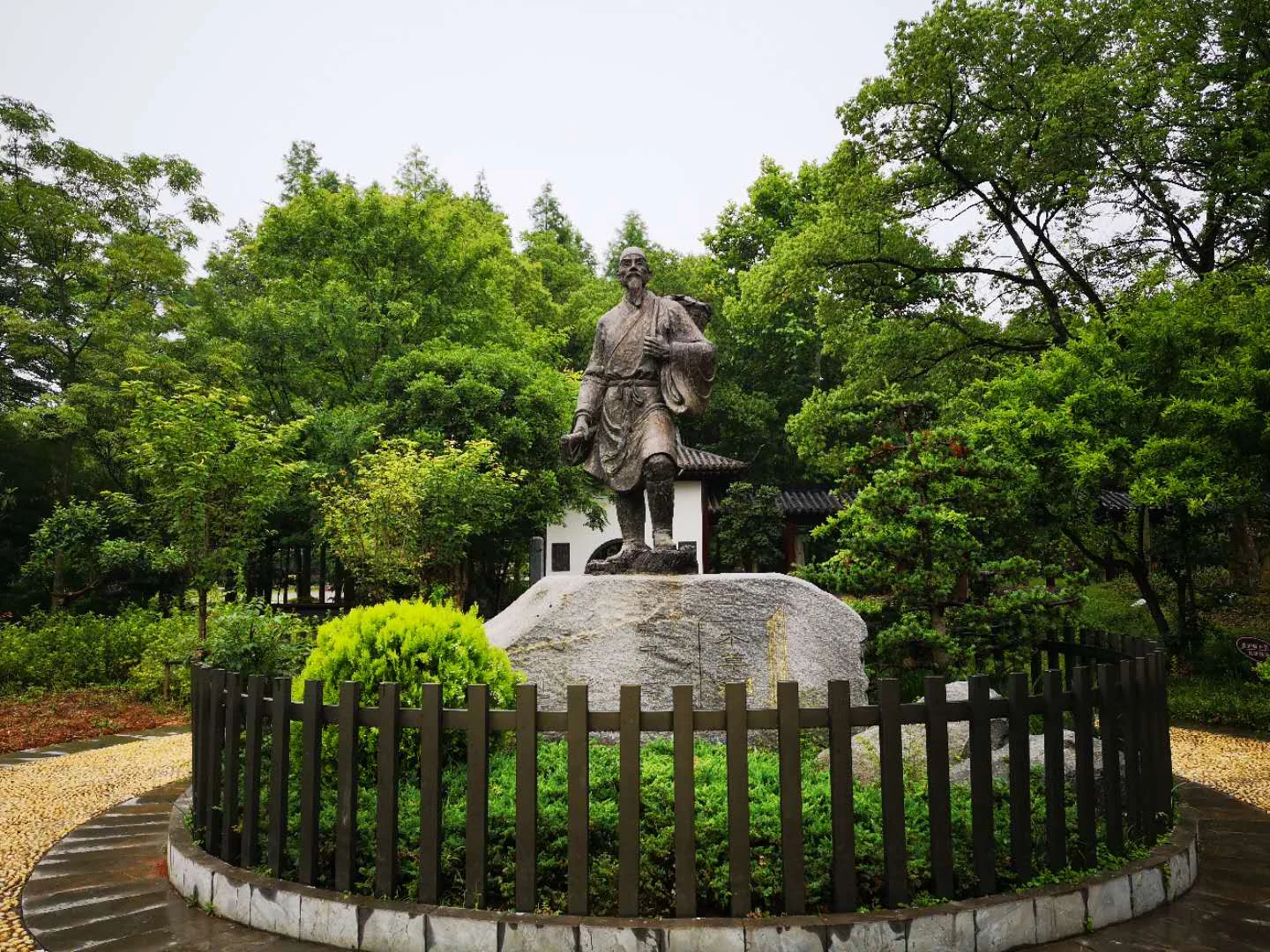 치춘 치저우 이시진기념관 정원의 이시진 동상.
