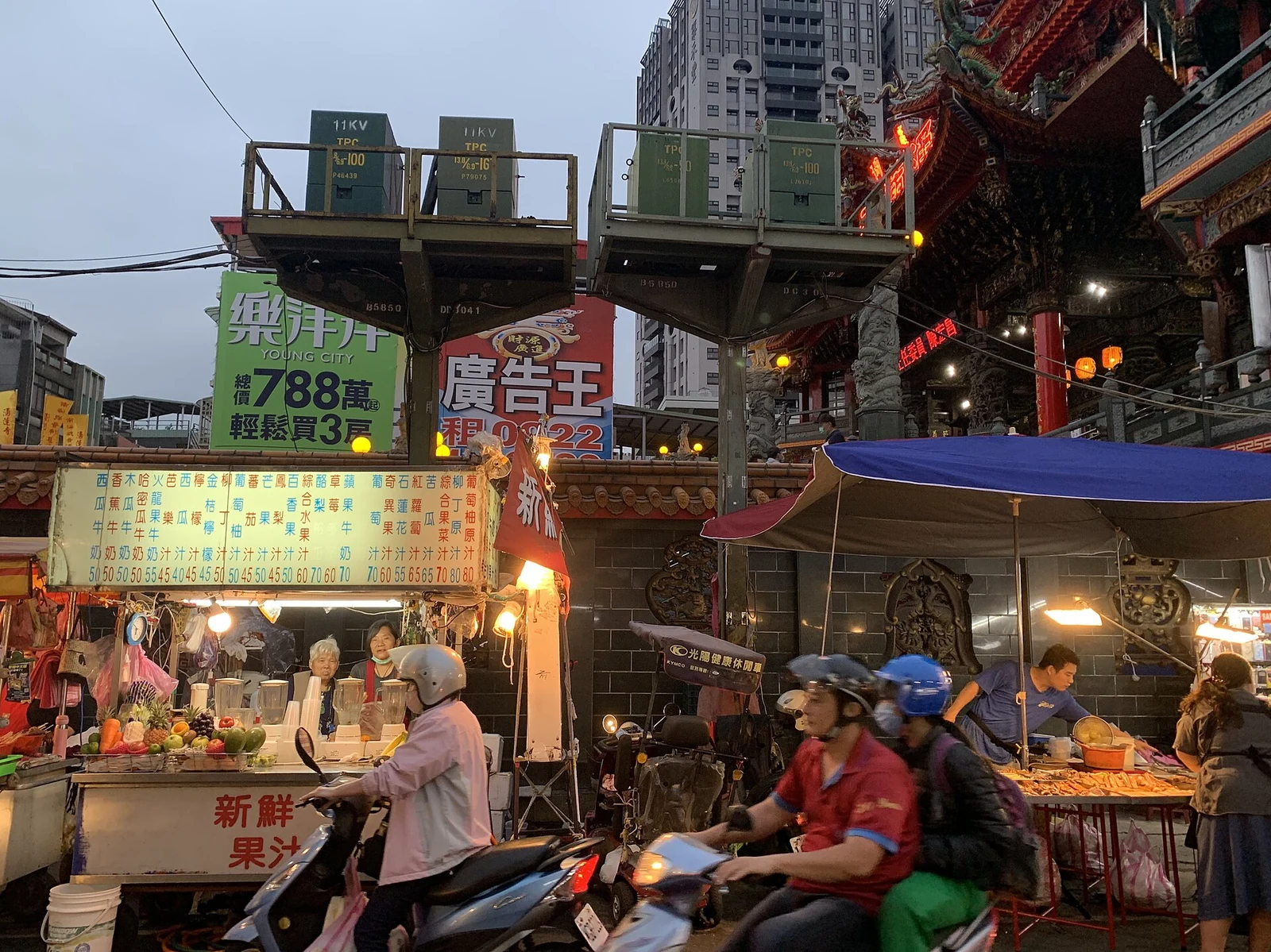 Miaokou night market at Luzhou