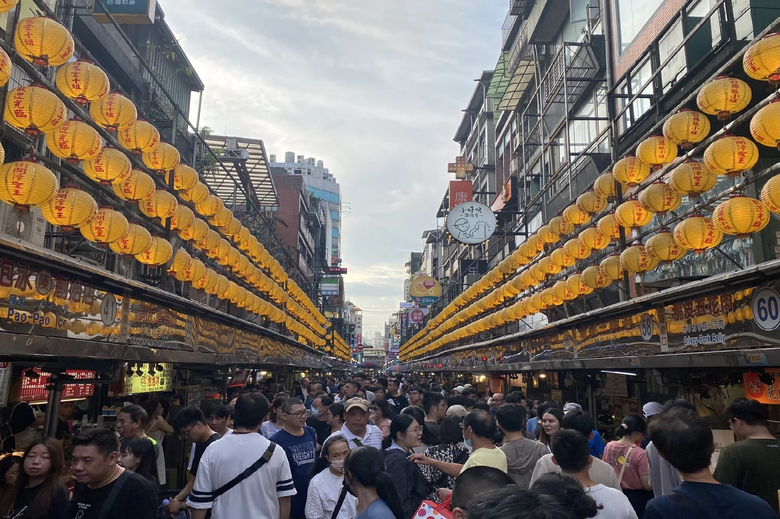 Entrée du marché de nuit de Miaokou bordée de lanternes