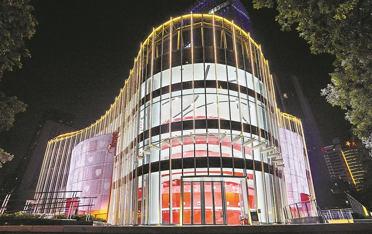 Le théâtre d’opéra cantonais de Guangzhou, dans Zhujiang New Town, la nuit