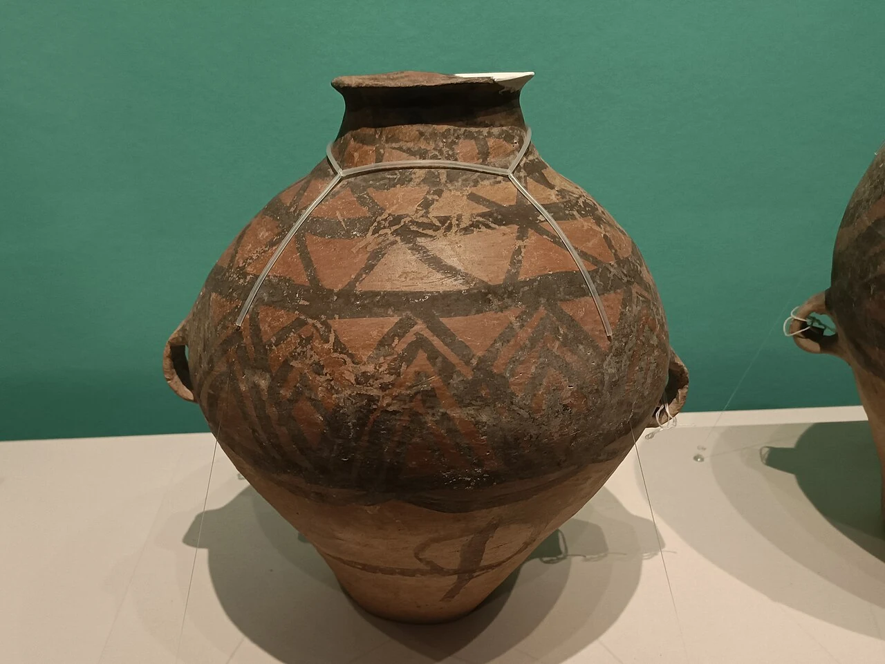 Bemalter Krug im Museum für Keramik von Liuwan, fotografiert 2023.