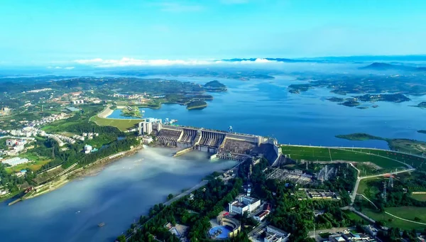 La presa de Danjiangkou y su embalse.