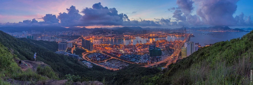 青衣山丘、海滨与城市景观的黎明全景。